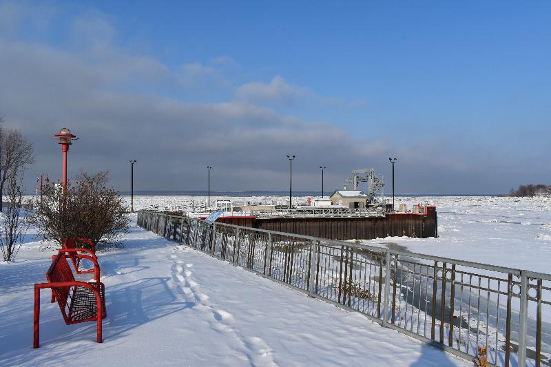Un banc au parc du quai en hiver