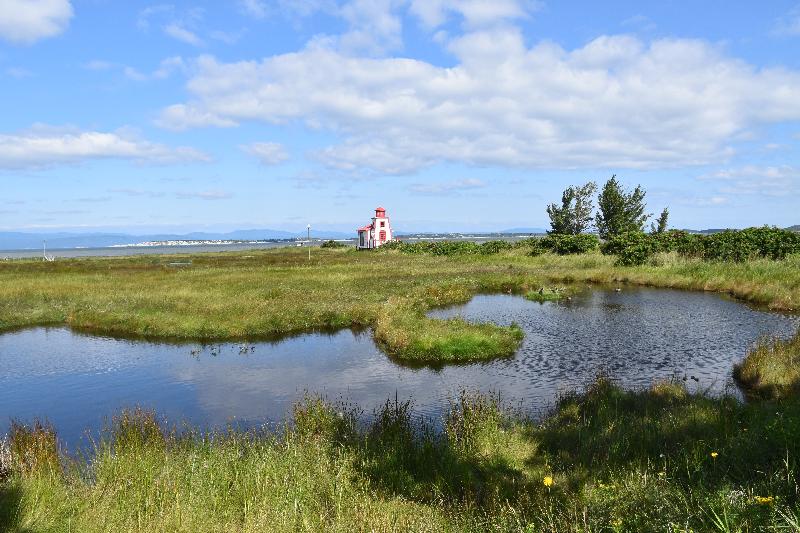 Un petit phare en bordure du fleuve Saint-Laurent