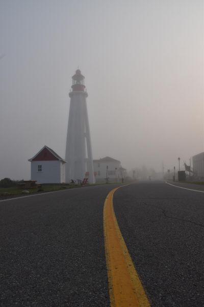 Le phare un matin de brouillard
