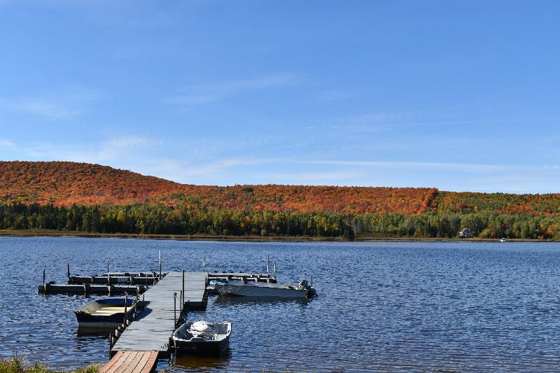Le quai et le lac en automne