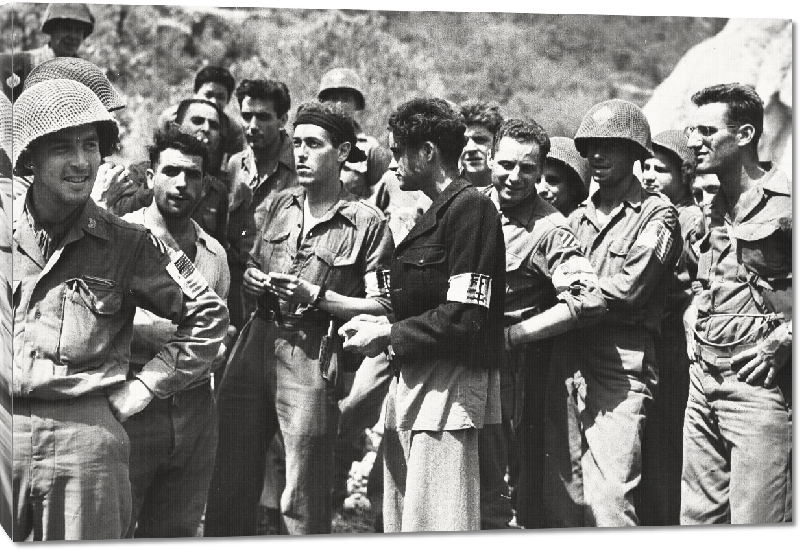 Toiles imprimées Opération Anvil Dragoon, FFI s'entretient avec des soldats américains et des reporters de guerre, St Tropez, 1944