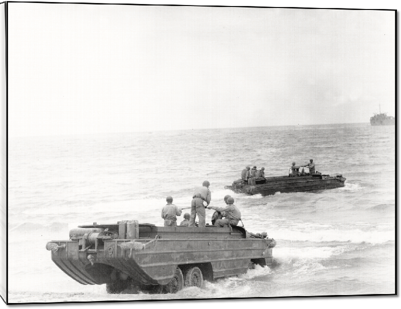 Toiles imprimées Opération Anvil Dragoon : deux DUKW quittent la plage pour récupérer des fournitures, 1944