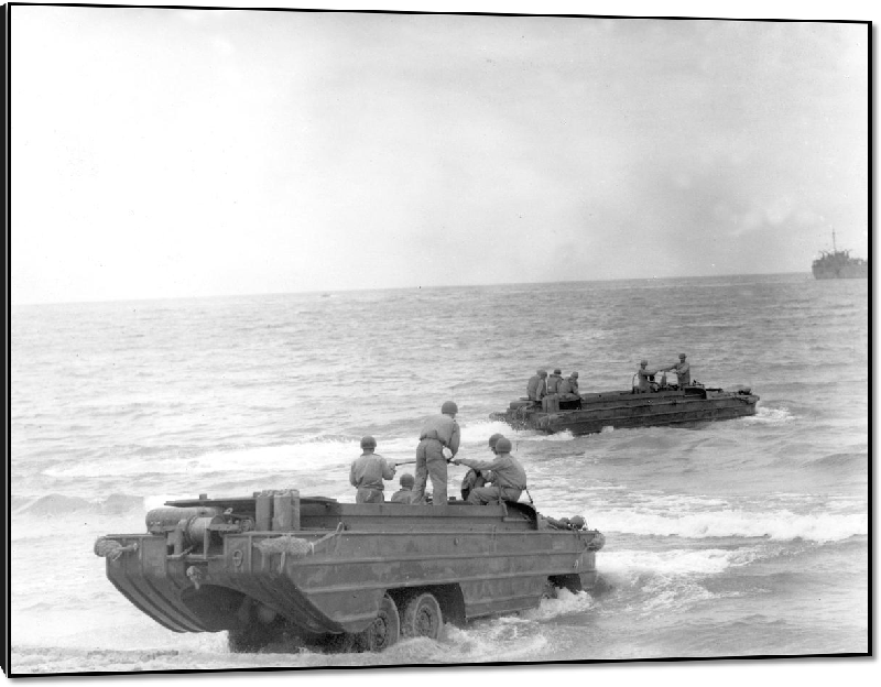 Impression sur aluminium Opération Anvil Dragoon : deux DUKW quittent la plage pour récupérer des fournitures, 1944