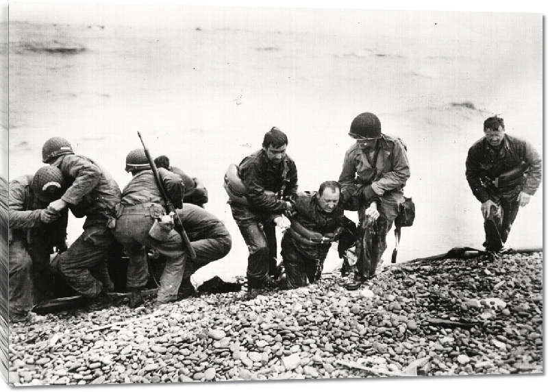 Toiles imprimées Des soldats américains aident d'autres personnes dont la péniche de débarquement a été coulée au large d'Utah Beach le jour J, 1944.