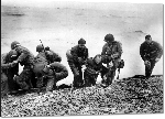 Impression sur aluminium Des soldats américains aident d'autres personnes dont la péniche de débarquement a été coulée au large d'Utah Beach le jour J, 1944.
