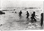 Toiles imprimées Jour J : des soldats américains aident les survivants du naufrage d'un LCT, 1944