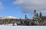 Une montagne enneigée sous un ciel d'hiver