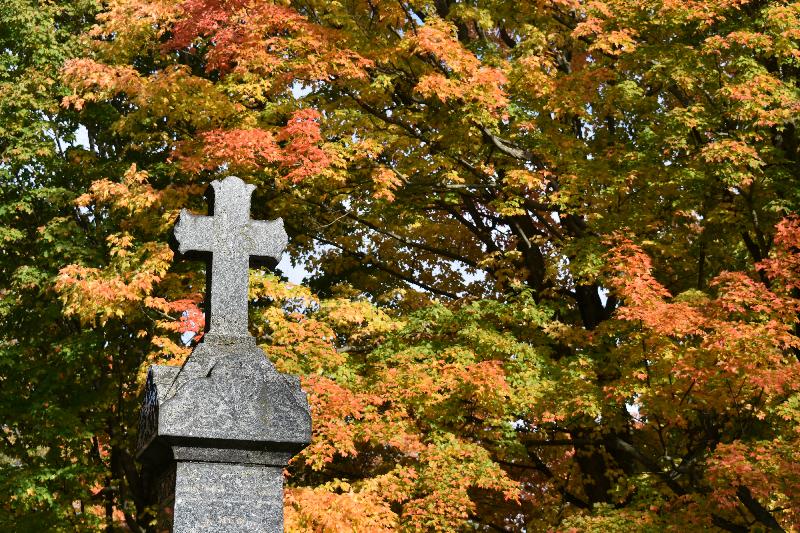 Une croix dans un cimetière en automne