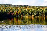 Reflet sur le lac à l'automne