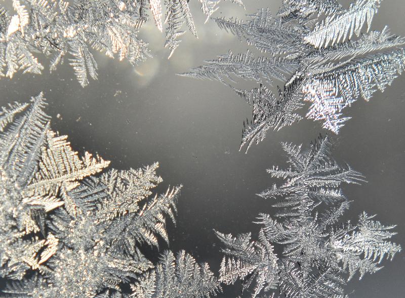 Une fenêtre givré en hiver