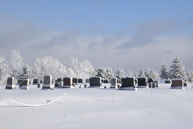 Le cimetière du village en hiver