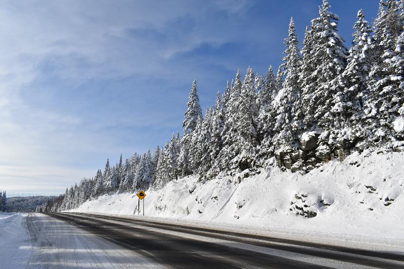 Une route de campagne en hiver