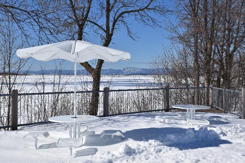 Une table au parc en hiver