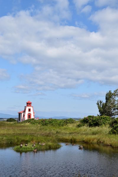 Un petit phare en bordure du fleuve