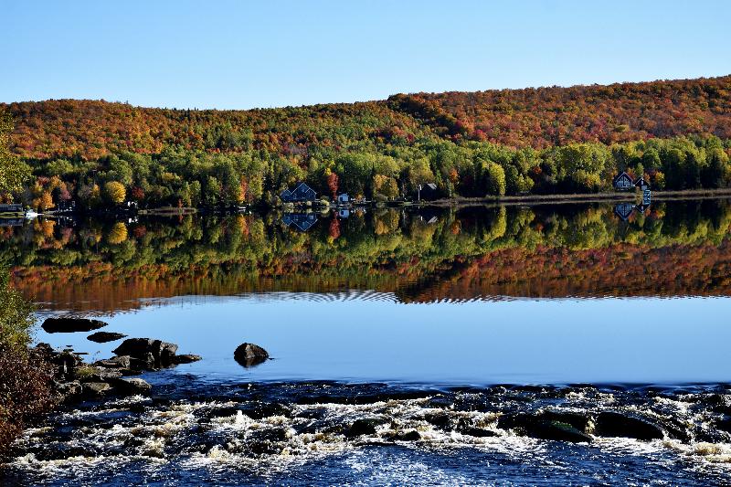 Reflet sur le lac en automne