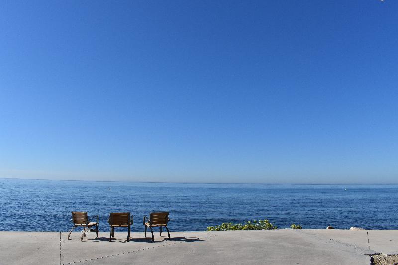 Une terrasse en bordure de la mer