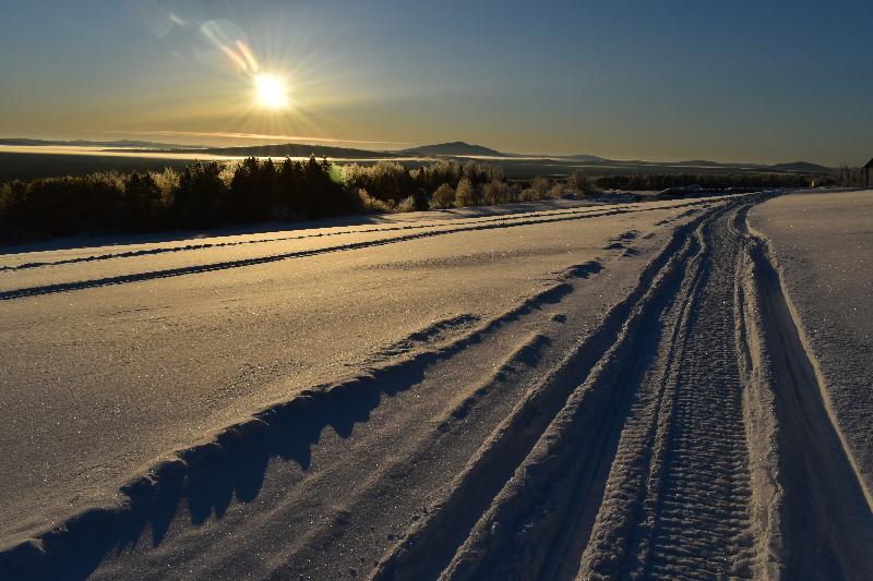 Une trace de motoneige dans un champ