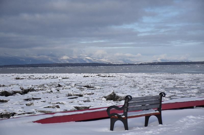 Un banc sur le quai en hiver