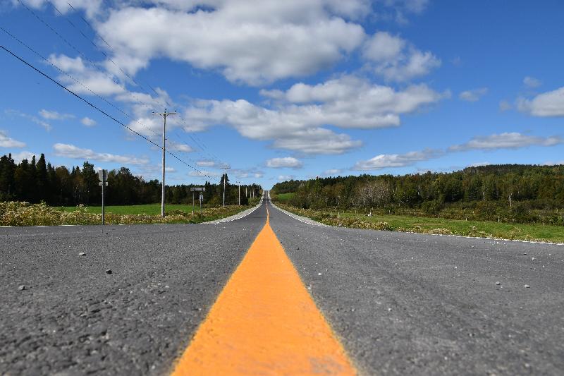 Une route déserte en été