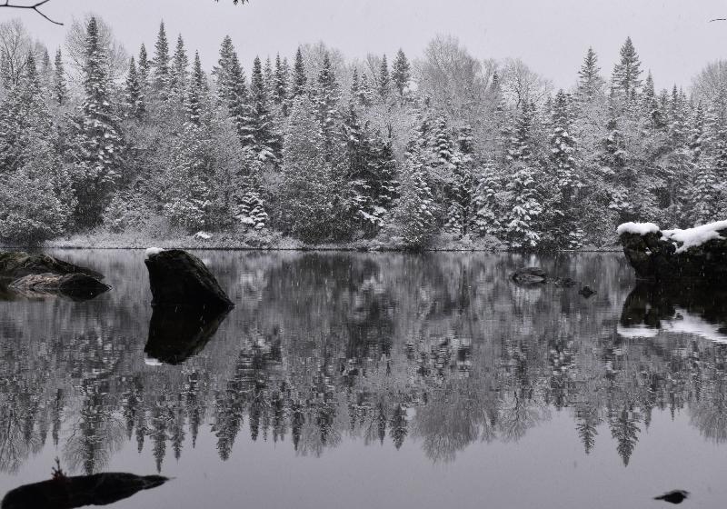 Première neige sur le lac en automne