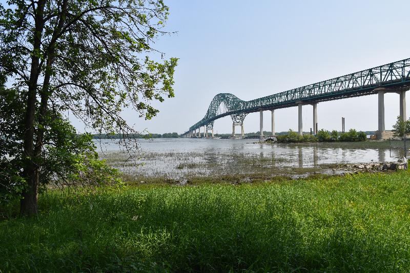 Le pont , vue du parc