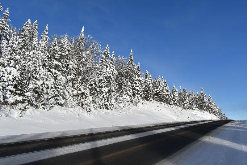 Une route déserte en hiver