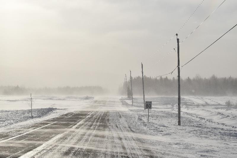 La route du village un jour froid de février