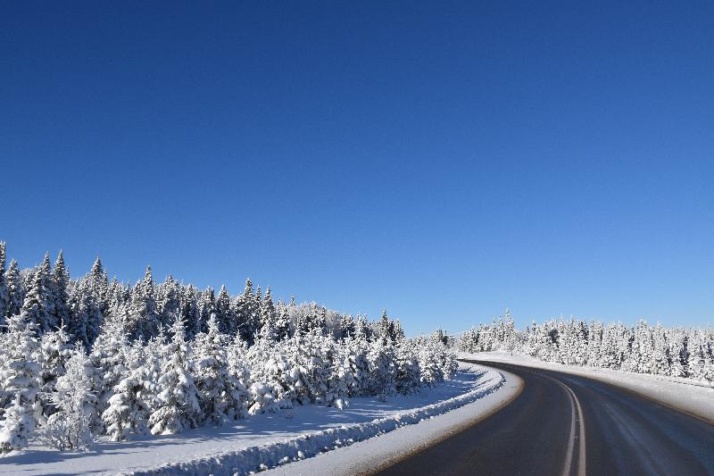 Une route déserte en hiver