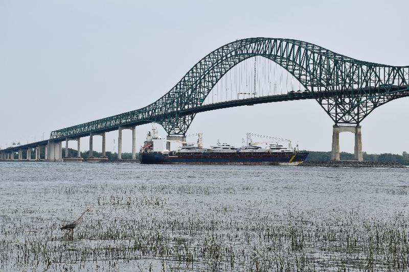 La pont Laviolette traverse le fleuve Saint-Laurent