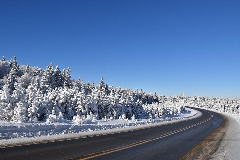 Une route de campagne en hiver