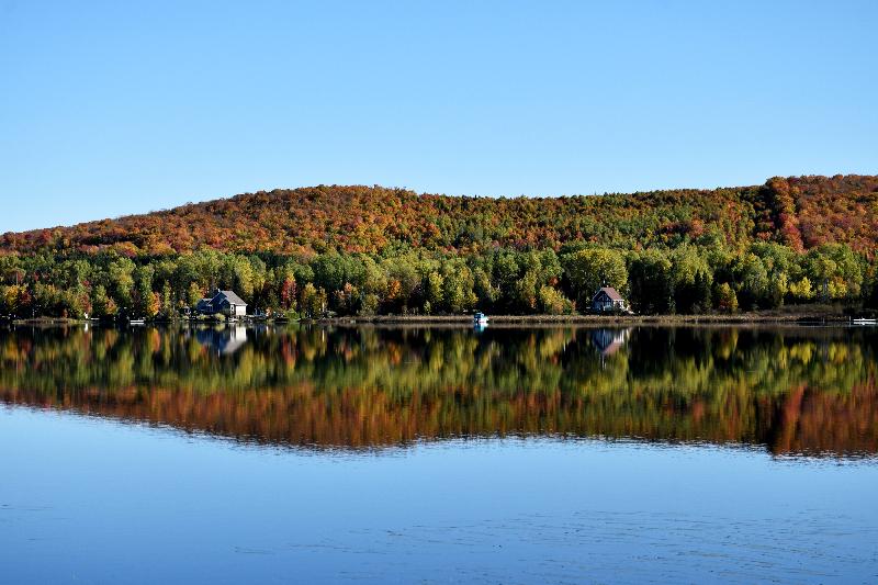 Reflet sur le lac à l'automne