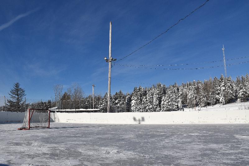 La patinoire du village en hiver