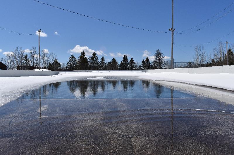 La patinoire du village au printemps