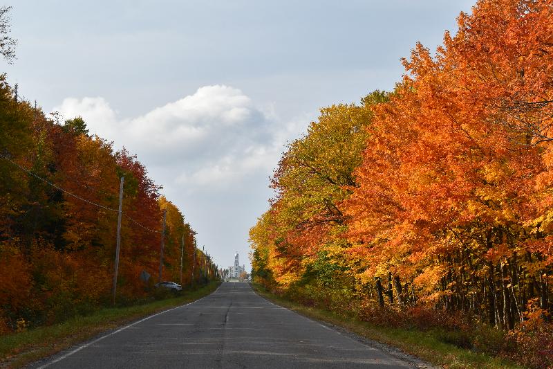 La route du village en automne