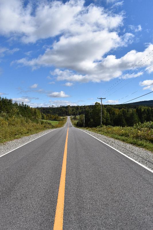 Une route de campagne déserte