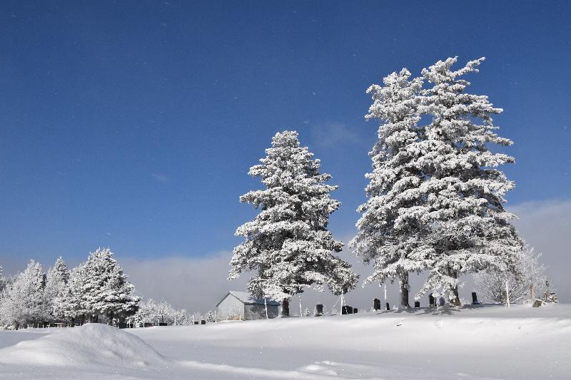 Le cimetière du village en hiver