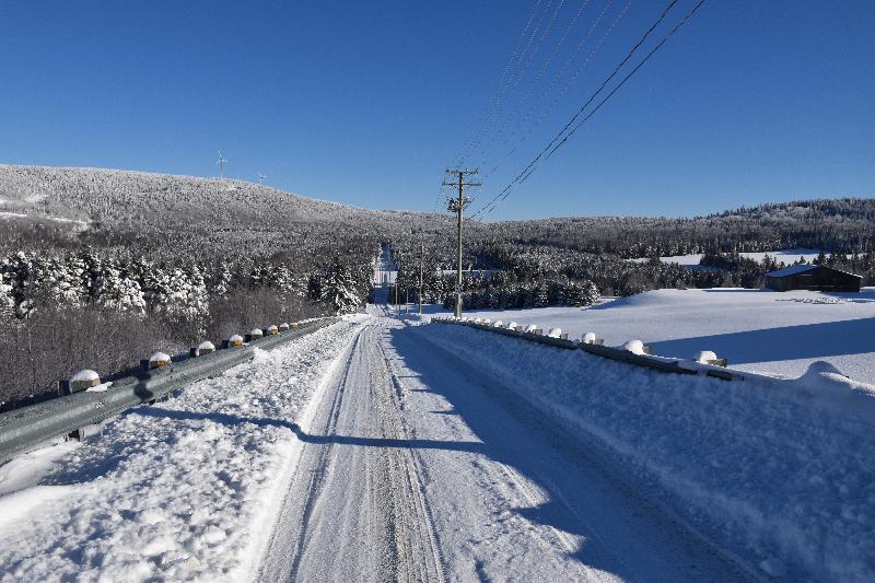 Une route de campagne en hiver