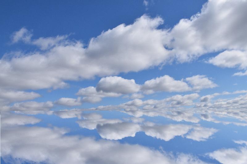 Reflet de nuages dans un ciel d'été