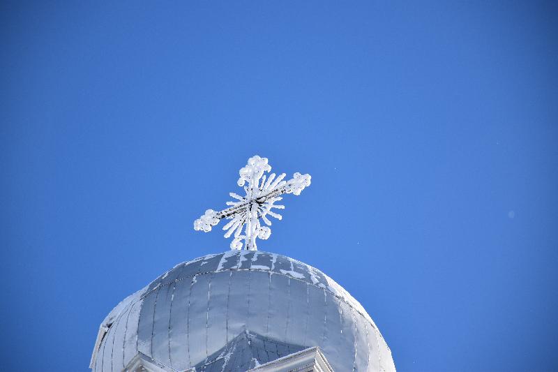 Le clocher de l'église en hiver