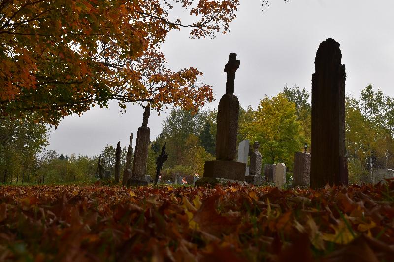 Le cimetière du village en automne