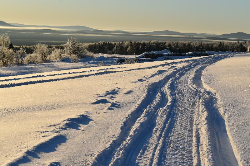 Une trace de motoneige dans un champ