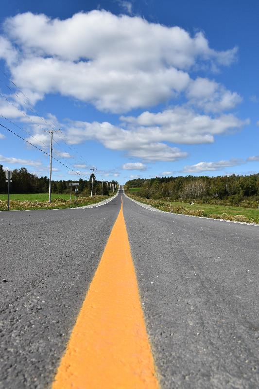 Une route de campagne déserte