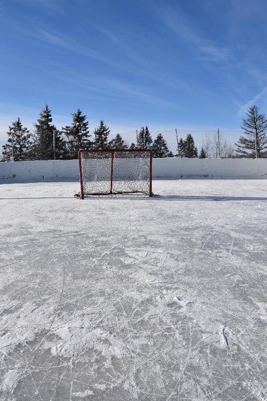 la patinoire du village en hiver