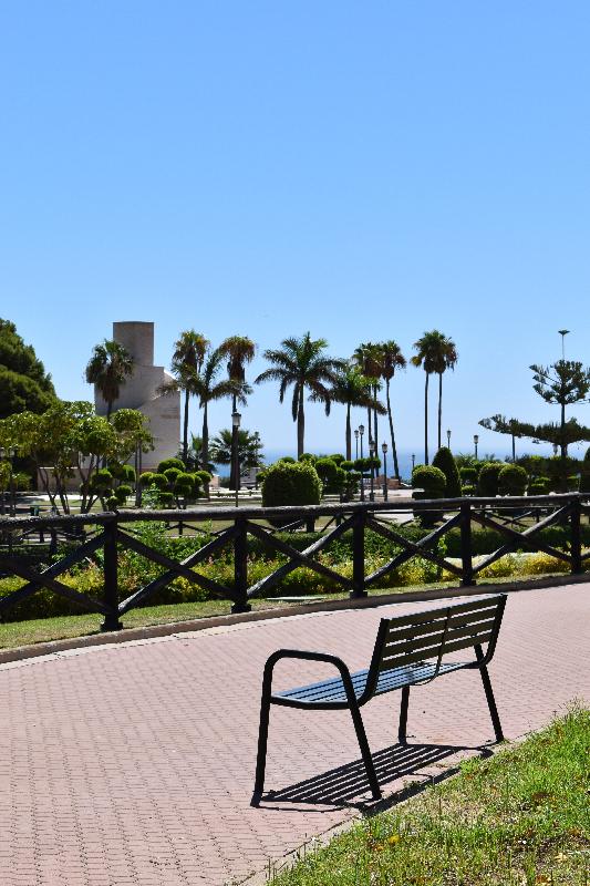 Un banc dans le parc en été