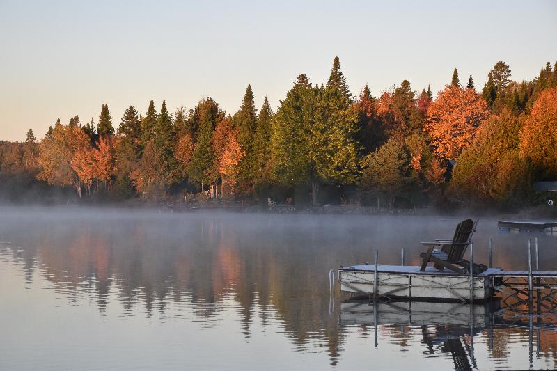 Reflet sur le lac à l'automne