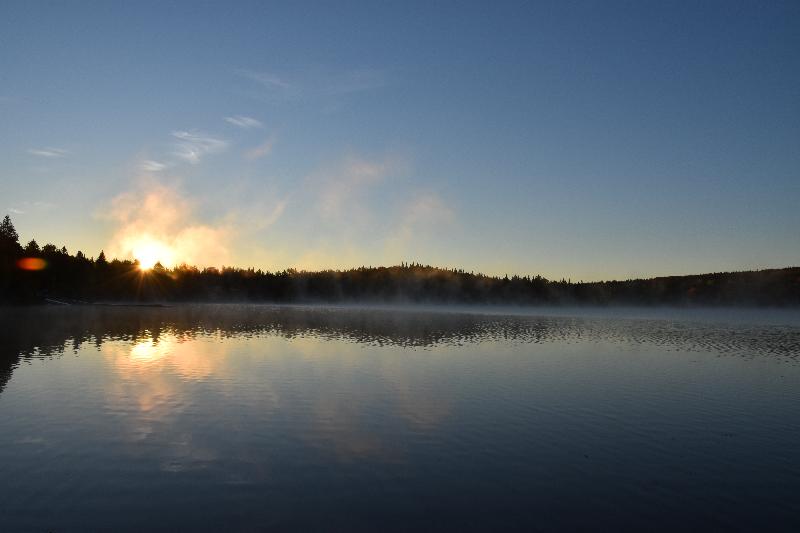 Lever de soleil sur le lac à l'automne