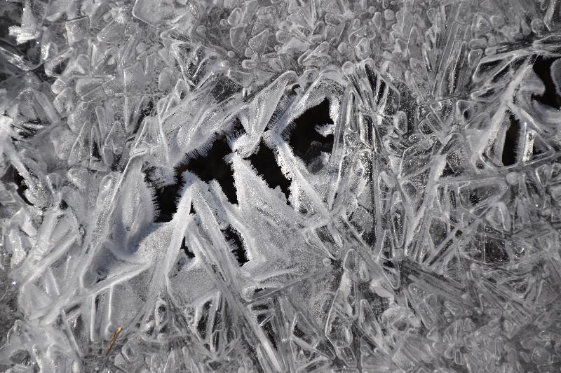 Du givre dans une fenêtre