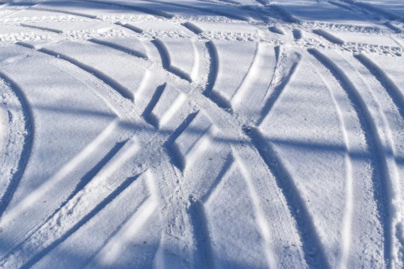 Des traces de pneus sur la route