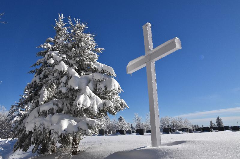 La croix du cimetière en hiver