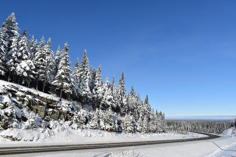 Une route déserte en hiver